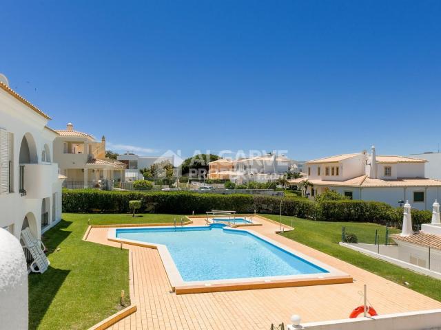 Bonito apartamento T1+1 perto da Praia da Galé e Golfe Salga. 51m² Galegos