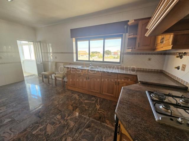 Apartamento T4, em 1º piso de moradia, a vender no estado actual loja no r/c também disponível refª APA_1159