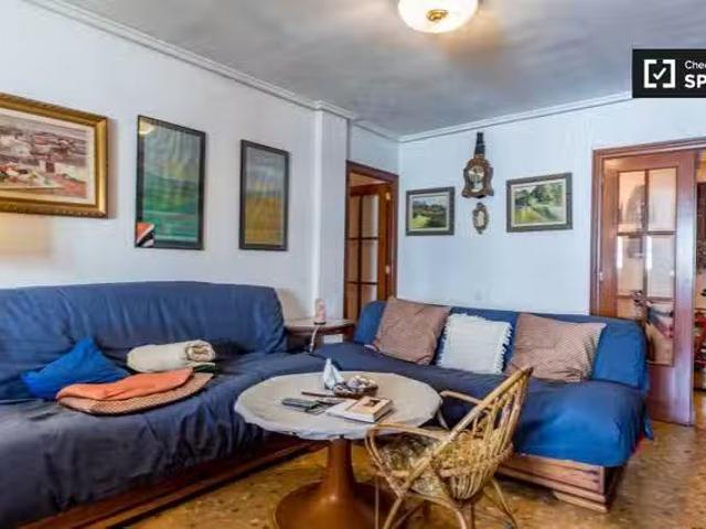 ¡Oferta! Gran habitación en alquiler en apartamento de 4 dormi.