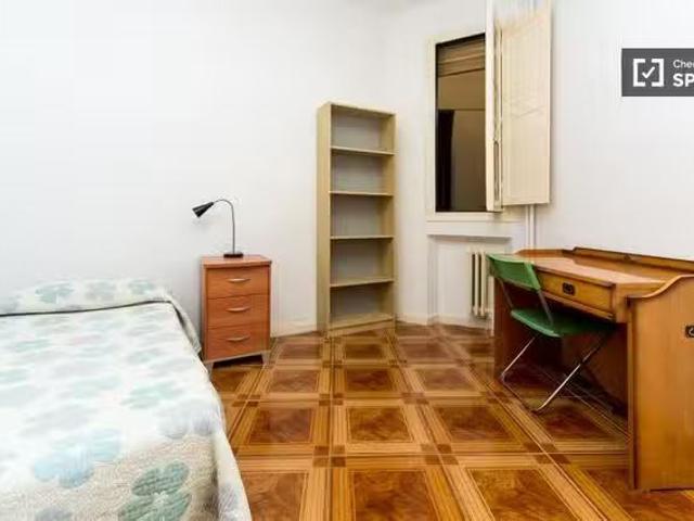 Encantador Gran habitación en piso compartido en Puerta del So.