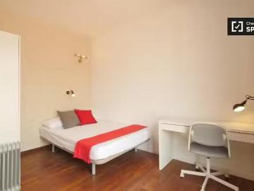 ¡Oferta! Gran habitación en un apartamento de 6 dormitorios en.