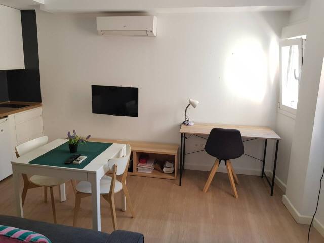 BONITO ESTUDIO PARA CHICA ESTUDIANTE