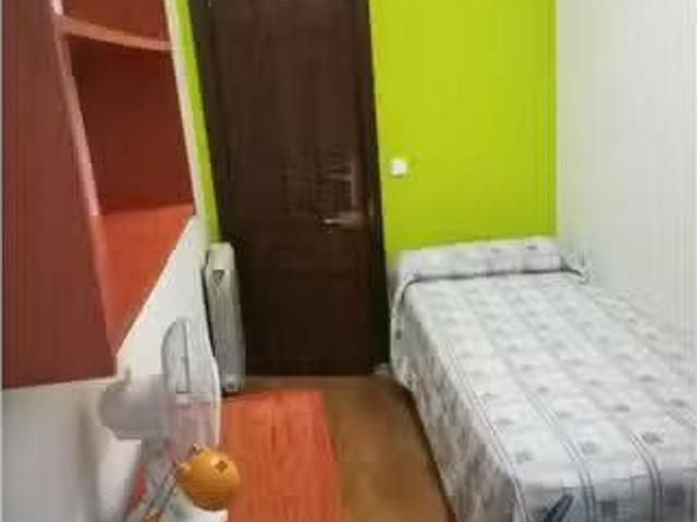 Bonito Habitación amueblada en 1 apartamento en Puerta del Sol.