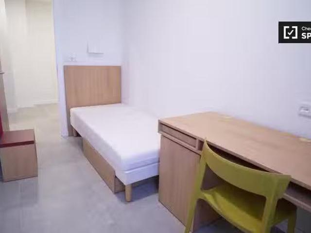 Nuevo Habitación en apartamento de 2 habitaciones en Cartuja.