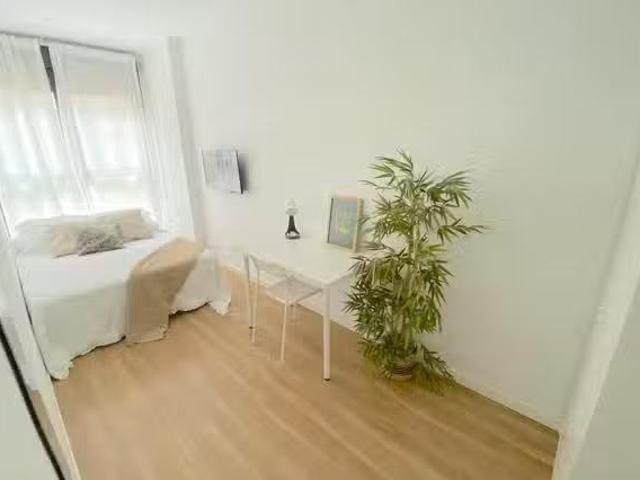 Bonito Habitación en Avenida de Miraflores, Cruz Roja Capuchinos