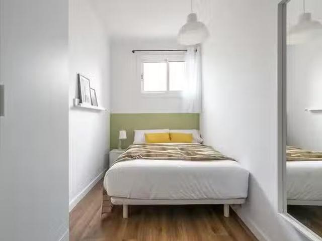 Bonito Habitación en Avinguda de la Riera de Cassoles, Vila de.