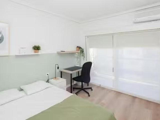¡Oferta! Habitación en Avinguda de Peris i Valero, L'Eixample