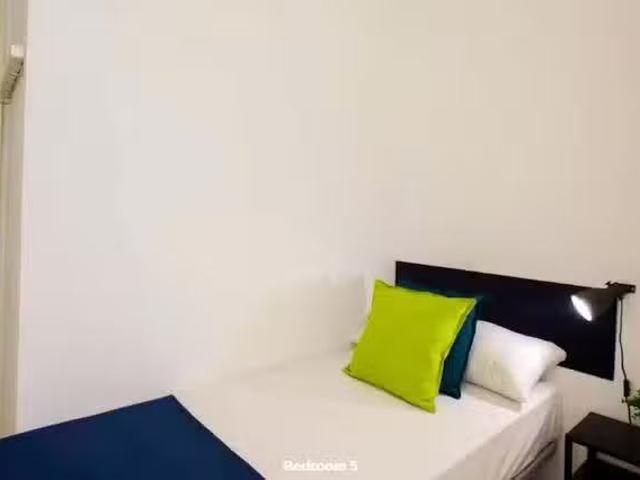 ¡Oferta! Habitación en Avinguda del Regne de València