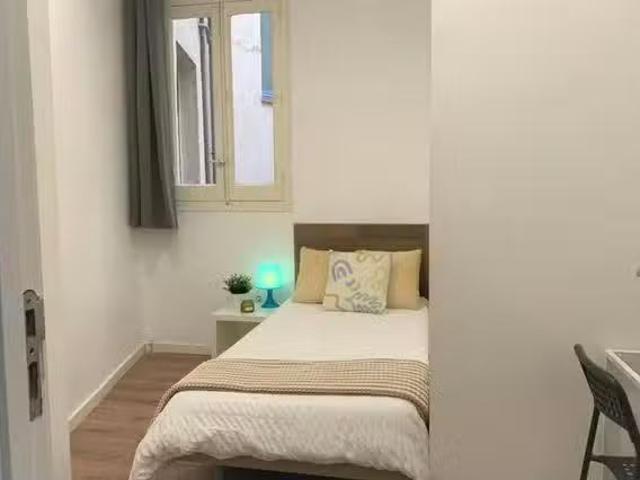 Encantador Habitación en Calle de Valencia, Embajadores