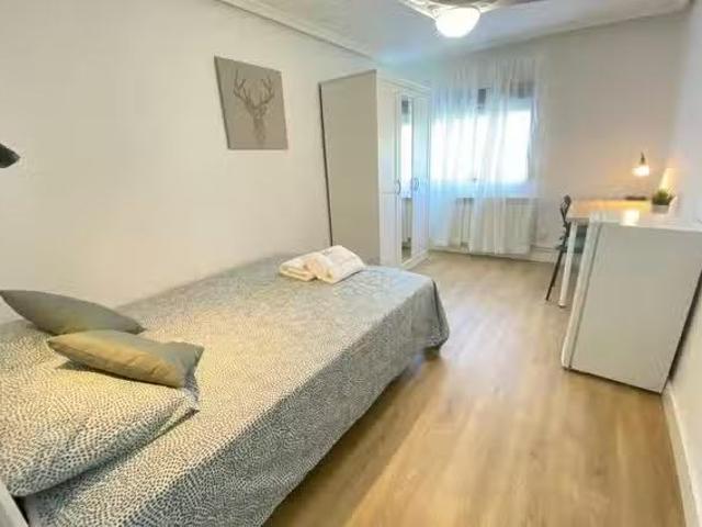 Nuevo Habitación en Calle de Benalmádena, Palomeras Sureste