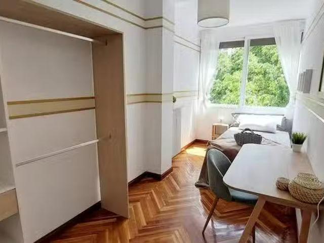 Bonito Habitación en Calle de Carmen Sánchez Carrascosa, Casti.