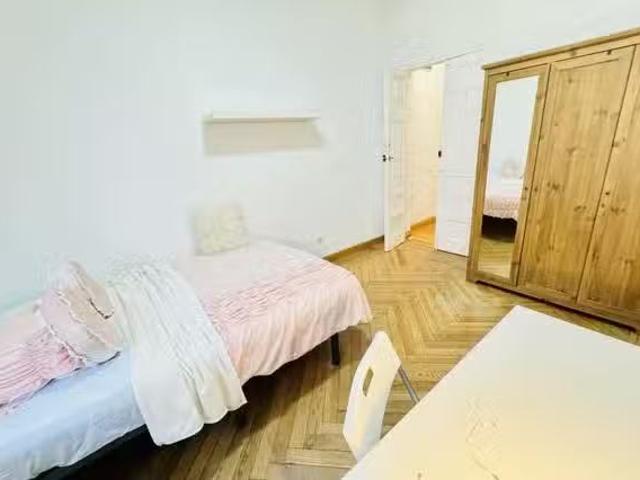Encantador Habitación en Calle de Ferraz