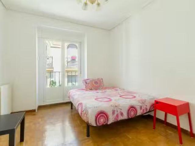 Encantador Habitación en Calle de Santa Isabel, Embajadores