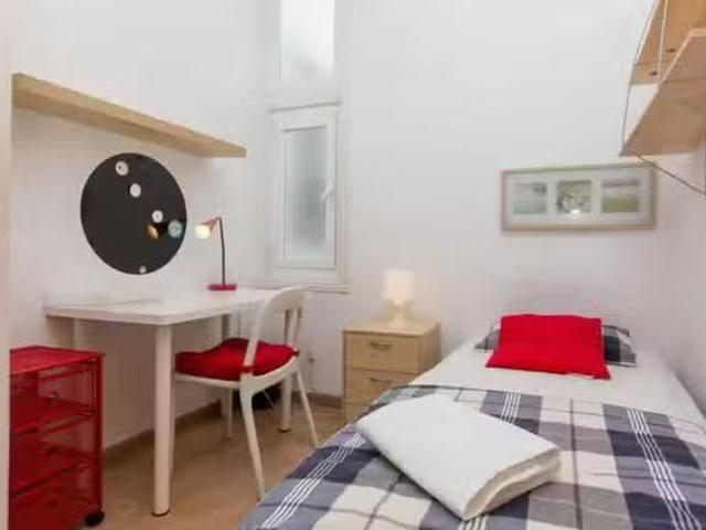 ¡En alquiler! Habitación en Calle Mesón de Paredes, Embajadores