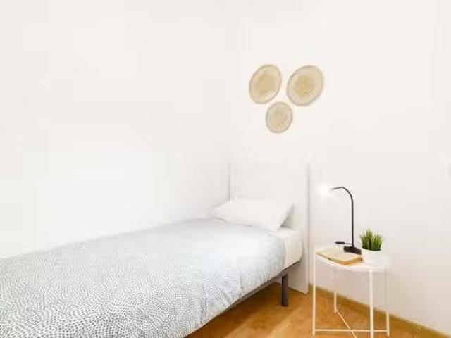 ¡Recién llegado! Habitación en Carrer de Còrsega