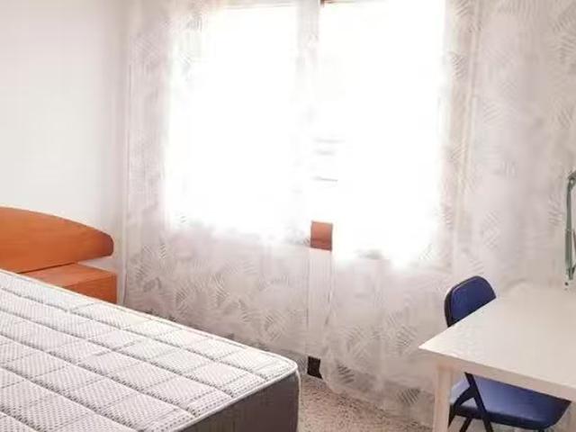 ¡En alquiler! Habitación en Carrer de la Indústria, Camp d'en.