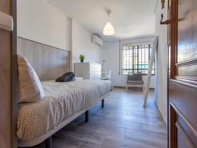 Bonito Habitación en Carrer de Sèneca, L'Amistat