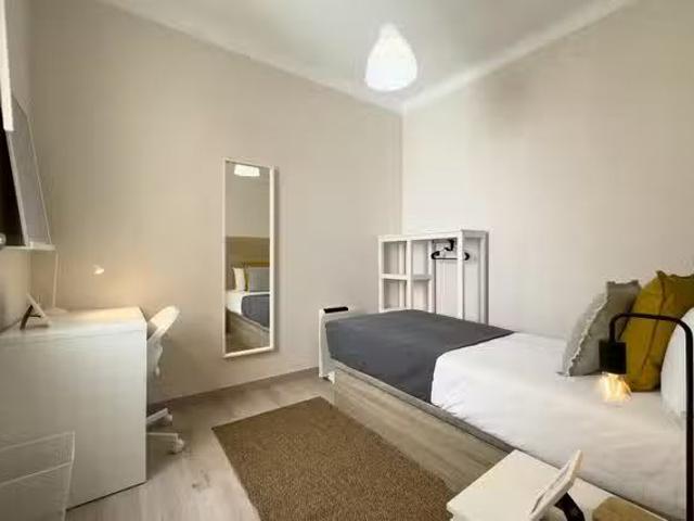Encantador Habitación en Carrer de Verdi, La Salut
