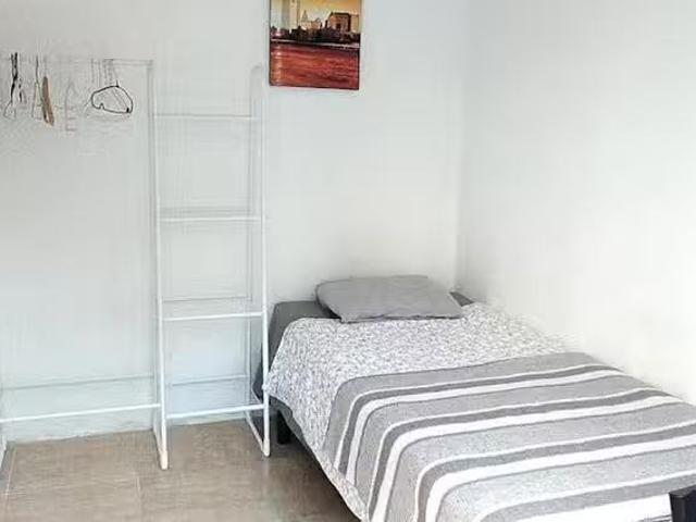 Bonito Habitación en Carrer del Pintor Pahissa, La Maternitat.