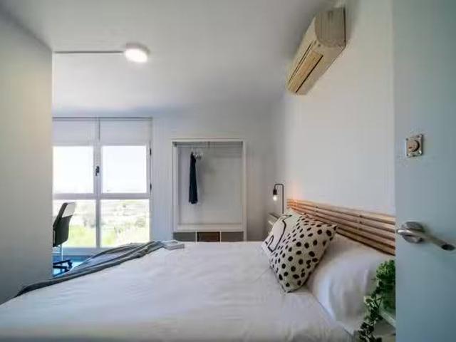 Bonito Habitación en Carrer del Serpis