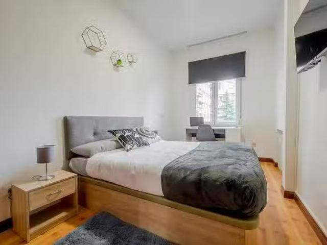 Bonito Habitación en Paseo de la Castellana, Almenara