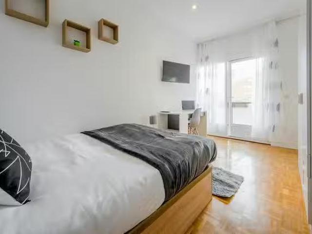 Bonito Habitación en Paseo de la Castellana, Almenara