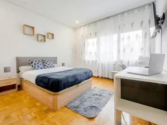Bonito Habitación en Paseo de la Castellana, Almenara