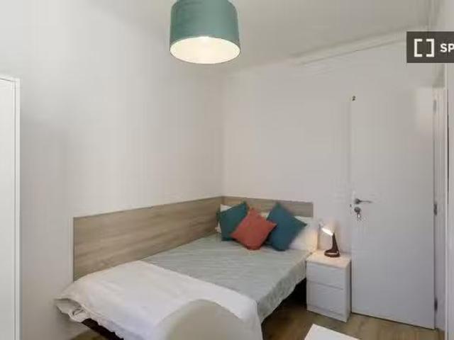 Encantador Habitación en piso compartido en alquiler en Collbl.