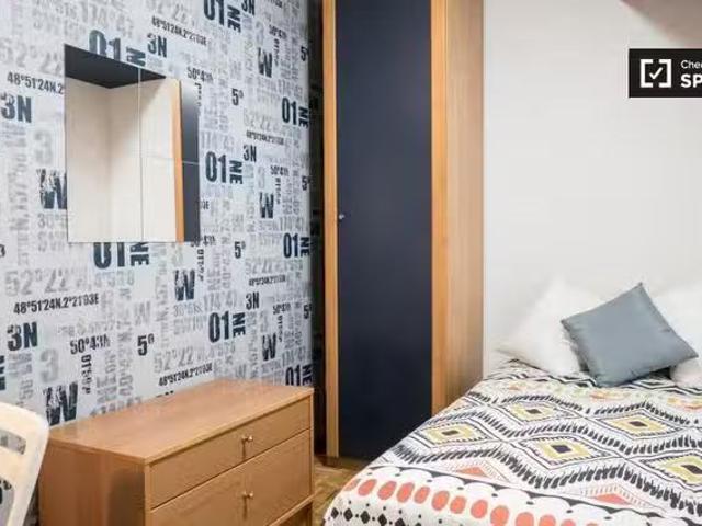 Acogedor Habitación en piso de 6 habitaciones, Alcalá de Henares