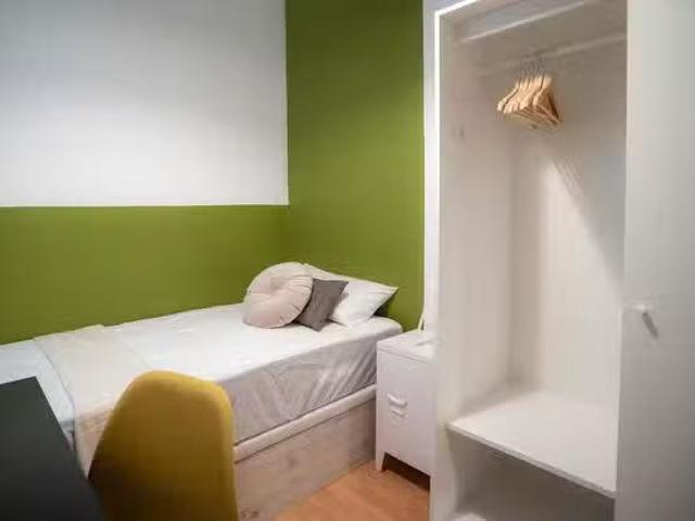 ¡En alquiler! Habitación en Plaça de Sant Lluís Bertran