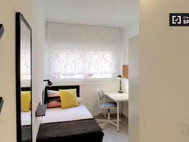 ¡Renta! Habitación fresca para alquilar en apartamento de 5 do.