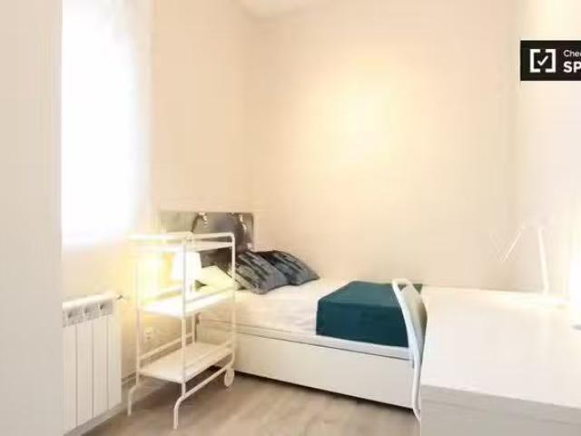 ¡Recién llegado! Habitación grande en un apartamento de 7 dorm.