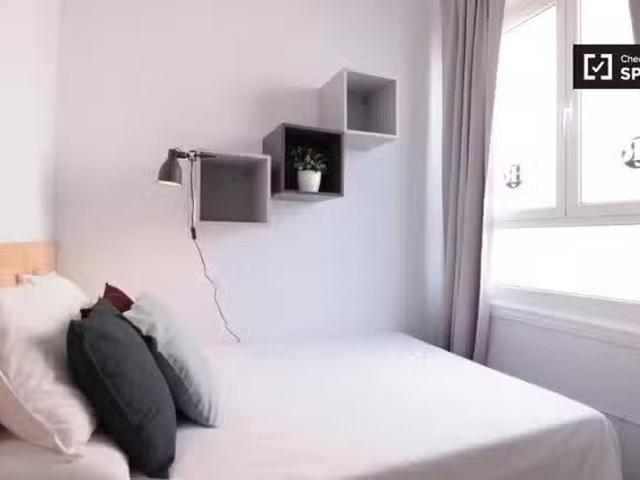 Barato Habitación luminosa en apartamento de 5 dormitorios en.