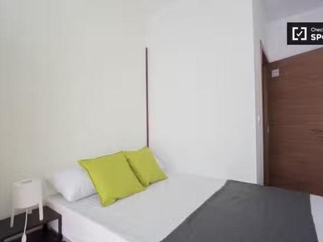 Bonito Habitación soleada en apartamento de 7 dormitorios en C.