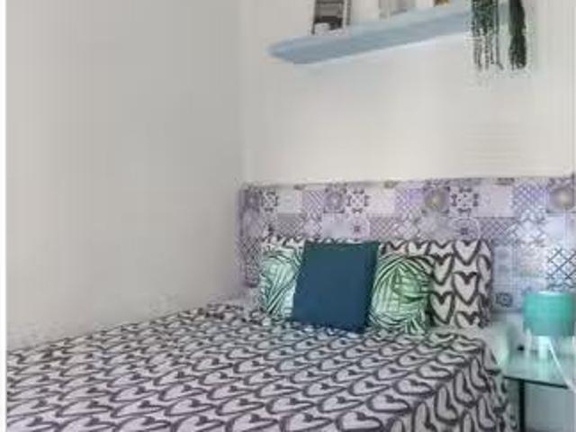 ¡Renta! Habitaciones en apartamento de 5 dormitorios en Extram.