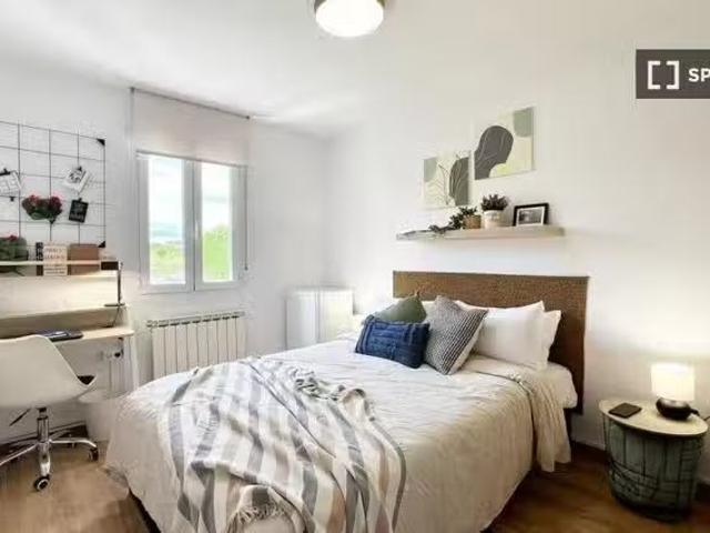 Encantador Se alquila habitación compartida en Campamento, Mad.