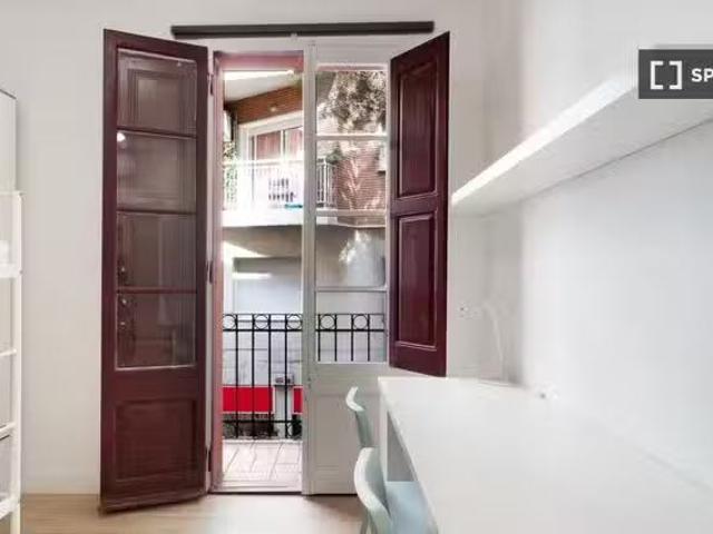 ¡En alquiler! Se alquila habitación doble compartida con balcó.