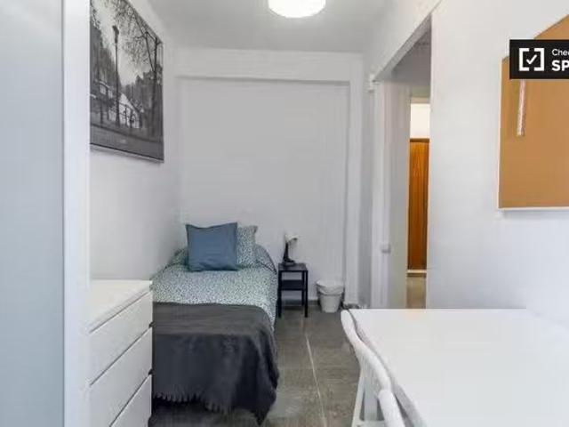 ¡Oferta! Se alquila habitación en amplio apartamento de 5 dorm.