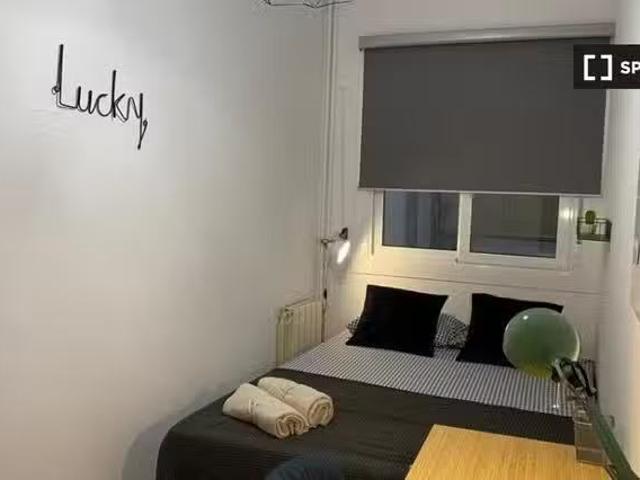 Acogedor Se alquila habitación en apartamento de 3 dormitorios.