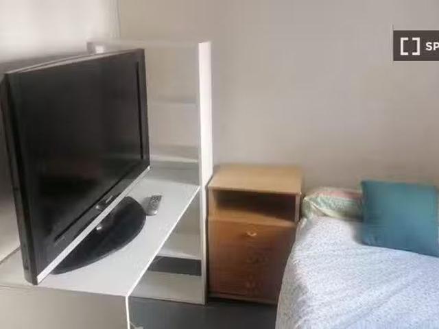 Encantador Se alquila habitación en apartamento de 3 habitacio.