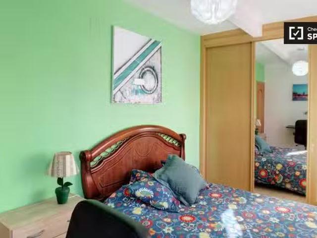 Bonito Se alquila habitación en apartamento de 4 dormitorios e.