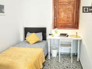 Acogedor Se alquila habitación en apartamento de 4 dormitorios.