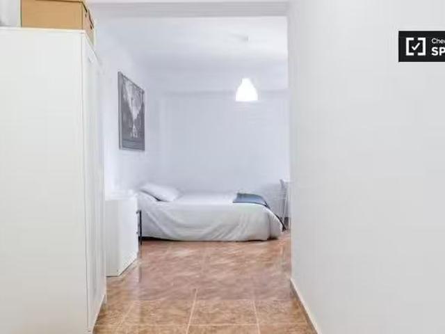 ¡Oferta! Se alquila habitación en apartamento de 4 dormitorios.