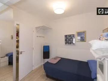 ¡Oferta! Se alquila habitación en apartamento de 4 dormitorios.