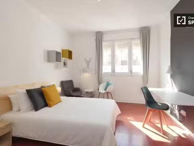 Bonito Se alquila habitación en apartamento de 4 dormitorios e.
