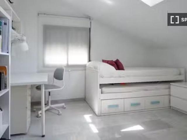 ¡Recién llegado! Se alquila habitación en apartamento de 4 hab.