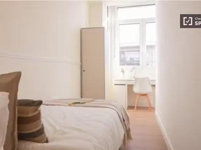 ¡Recién llegado! Se alquila habitación en apartamento de 6 dor.