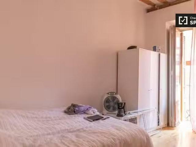 Encantador Se alquila habitación en apartamento de 7 dormitori.