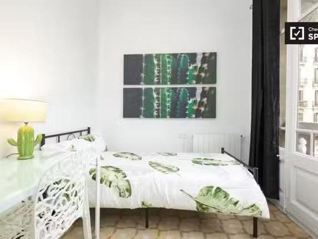 Bonito Se alquila habitación en el apartamento de 5 dormitorio.