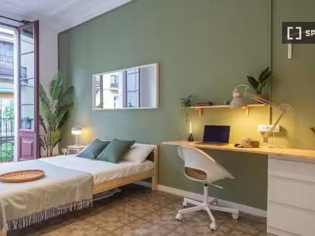 ¡Oferta! Se alquila habitación en el apartamento de 6 dormitor.